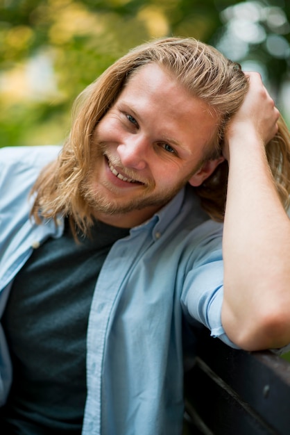 Vista frontale dell'uomo di smiley che propone all'aperto