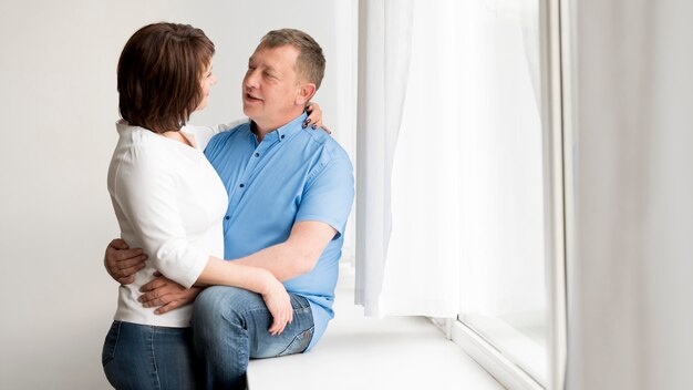 Vista frontale dell'uomo e della donna adorabili