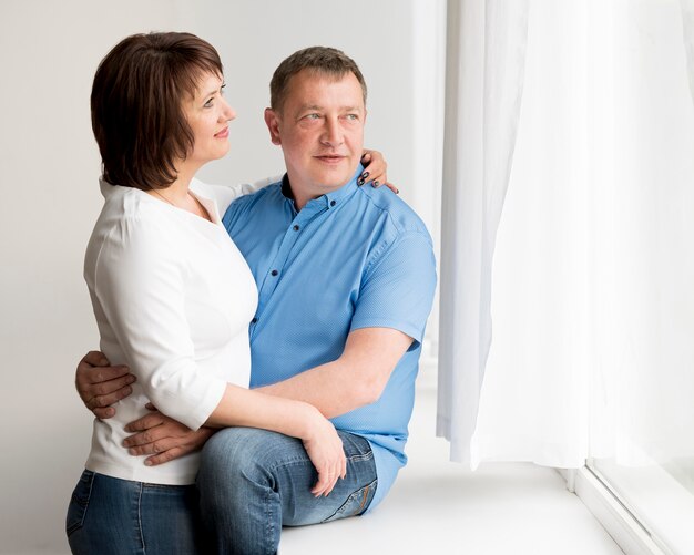 Vista frontale dell'uomo e della donna adorabili