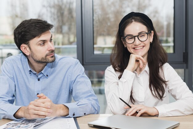 Vista frontale dell'uomo e della donna che frequentano un colloquio di lavoro