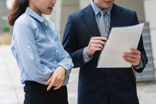 Vista frontale dell'uomo e della donna di affari