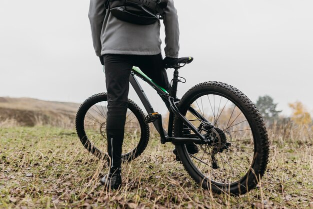 Vista frontale dell'uomo in sella a una bicicletta