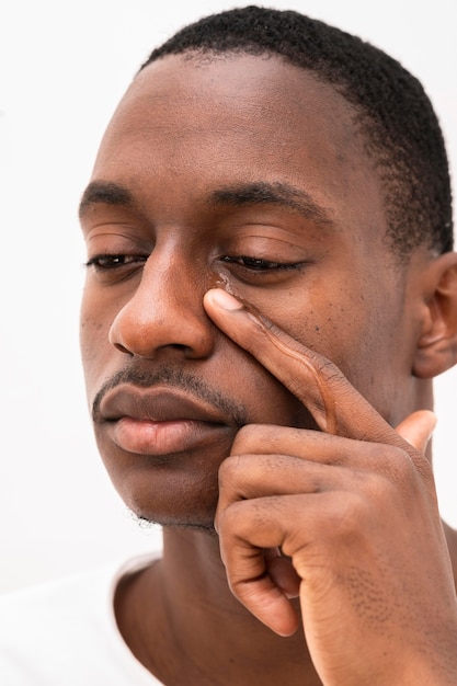 Vista frontale dell'uomo nero che piange