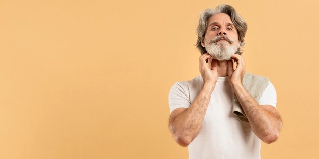 Vista frontale dell'uomo più anziano con la barba e lo spazio della copia