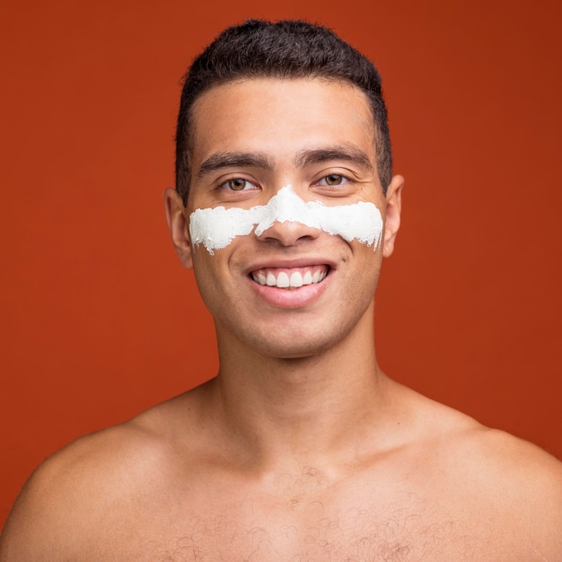 Vista frontale dell'uomo sorridente con la maschera per il viso