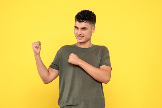 Vista frontale dell'uomo sorridente felice che guarda avanti stringendo i pugni