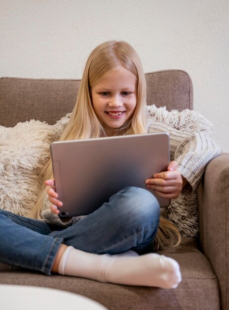 Vista frontale della bambina con il tablet