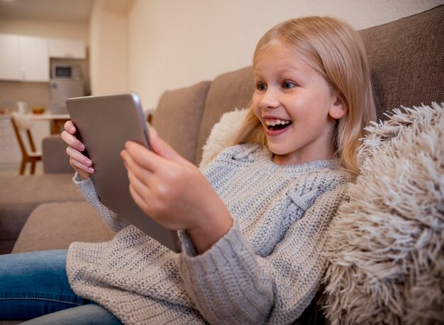 Vista frontale della bambina con il tablet