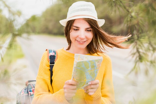 Vista frontale della bella donna che viaggia