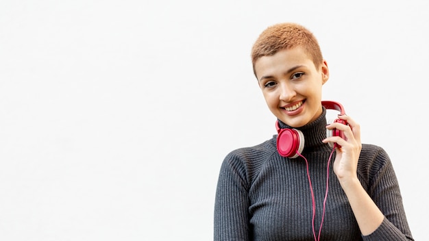 Vista frontale della bella donna con spazio di copia