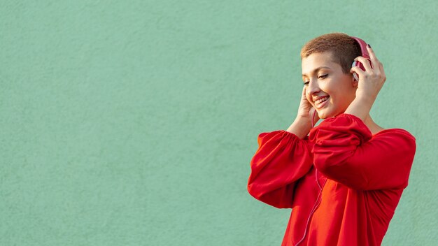 Vista frontale della bella donna con spazio di copia