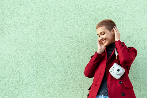 Vista frontale della bella donna con spazio di copia