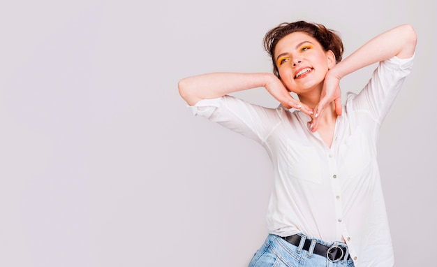 Vista frontale della bella donna con spazio di copia