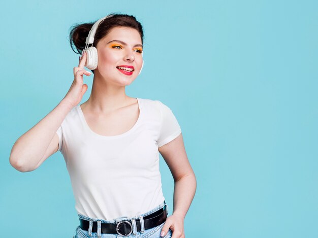 Vista frontale della bella donna con spazio di copia