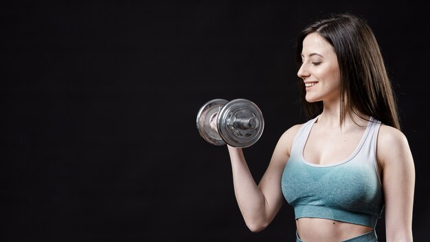 Vista frontale della bella donna con spazio di copia