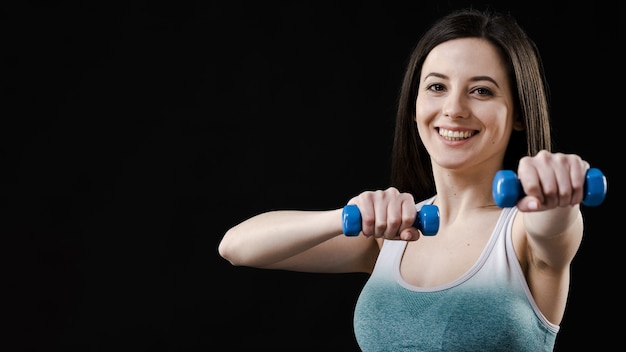 Vista frontale della bella donna con spazio di copia