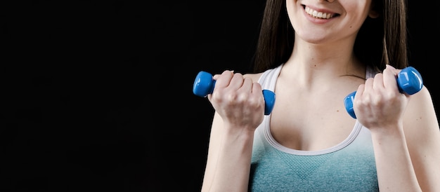 Vista frontale della bella donna con spazio di copia