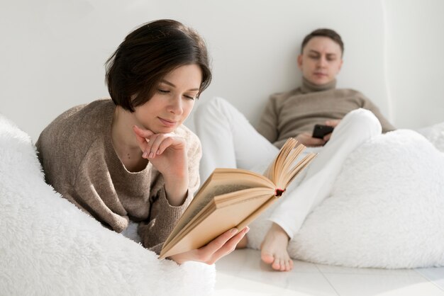 Vista frontale della bella donna e uomo