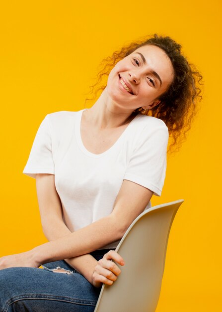 Vista frontale della bella donna sorridente