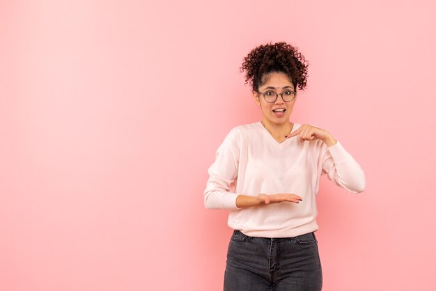 Vista frontale della bella femmina sul rosa