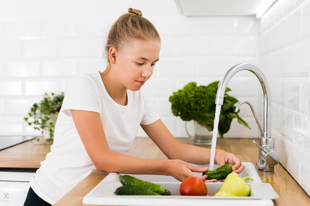 Vista frontale della bella ragazza che cucina