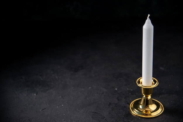 Vista frontale della candela bianca con inserto dorato sul nero