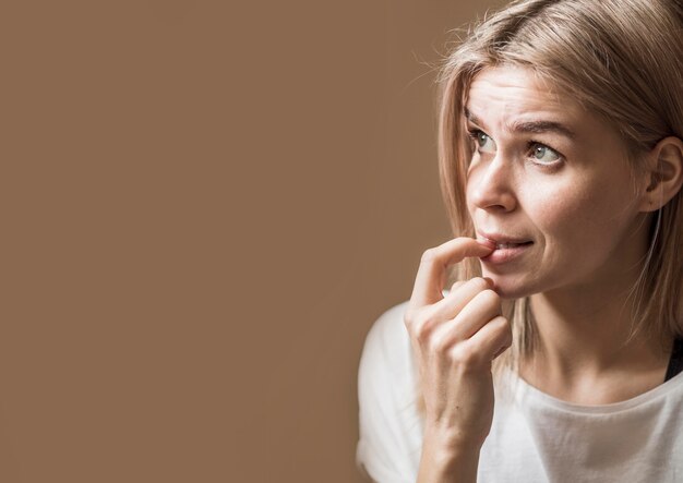 Vista frontale della cattiva abitudine mordace del chiodo con lo spazio della copia