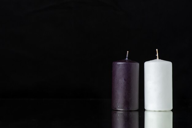 Vista frontale della coppia di candele sul nero