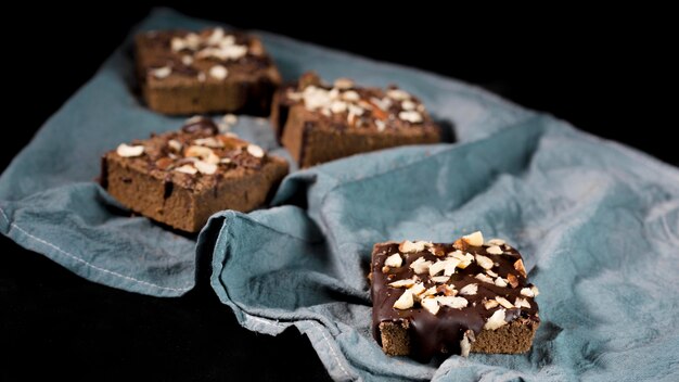 Vista frontale della deliziosa torta al cioccolato con mandorle