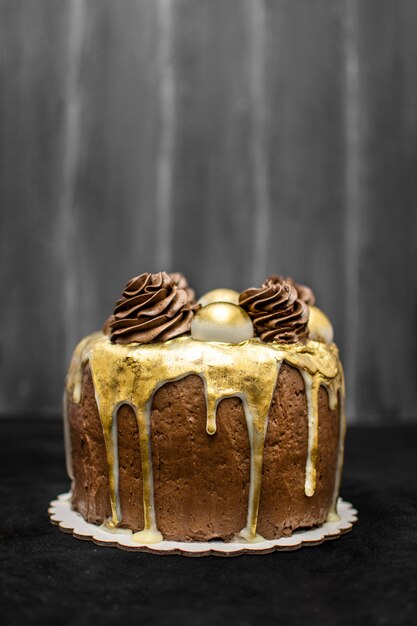 Vista frontale della deliziosa torta al cioccolato con spazio di copia