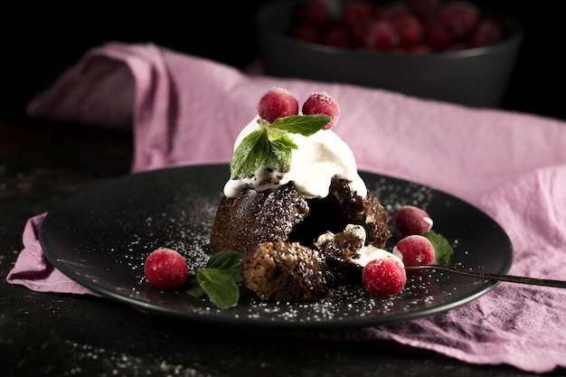 Vista frontale della deliziosa torta al cioccolato