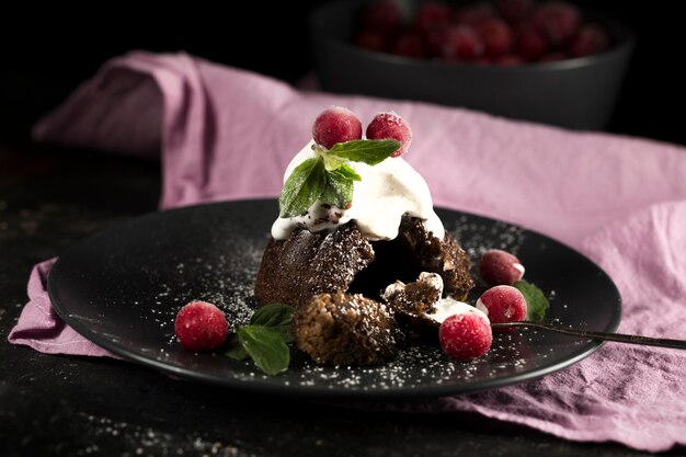 Vista frontale della deliziosa torta al cioccolato