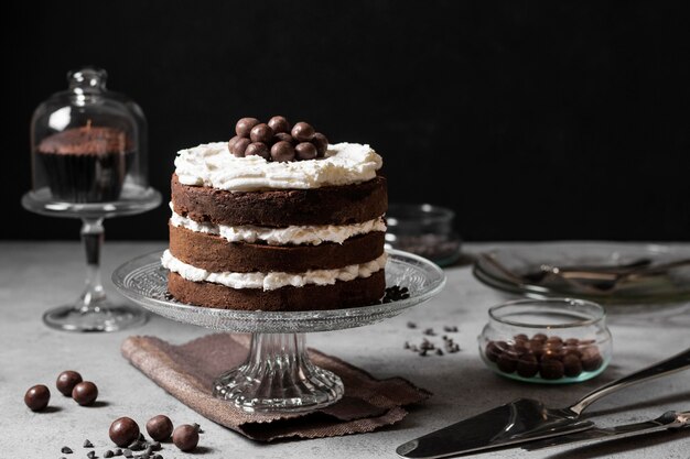 Vista frontale della deliziosa torta con copia spazio