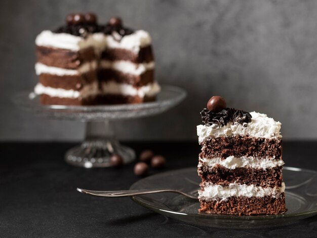 Vista frontale della deliziosa torta con copia spazio