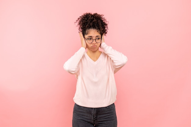 Vista frontale della donna abbastanza triste sul rosa