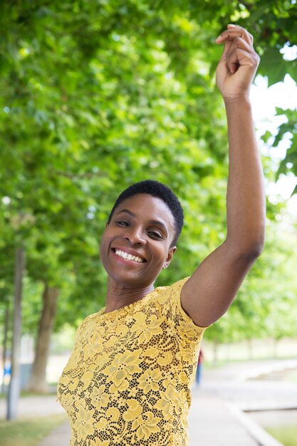 Vista frontale della donna afroamericana attraente che guarda l'obbiettivo