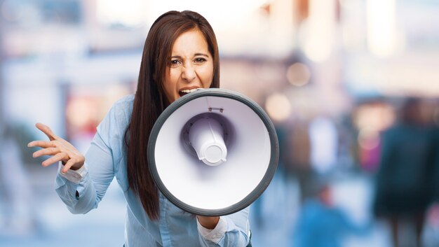 Vista frontale della donna arrabbiata con megafono