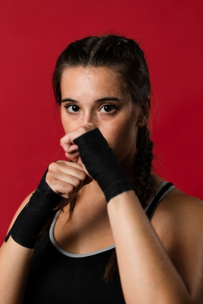 Vista frontale della donna atletica in vestiti di forma fisica