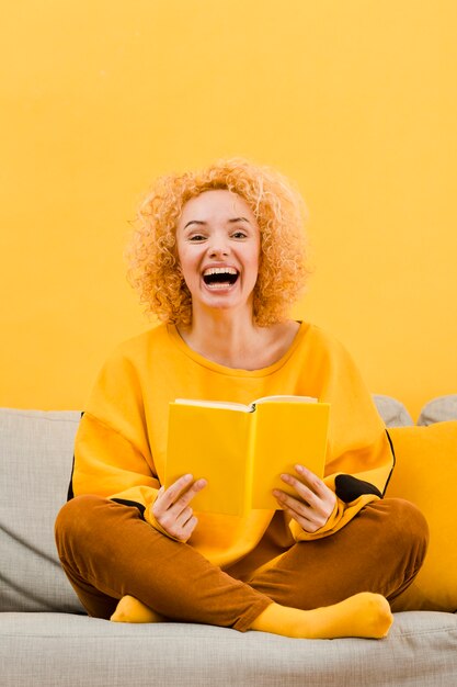 Vista frontale della donna bionda con il libro