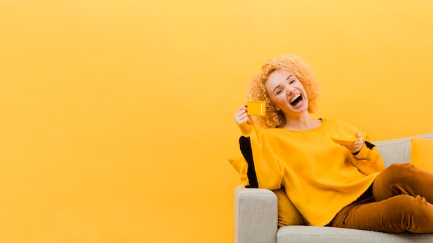 Vista frontale della donna bionda con lo spazio della copia