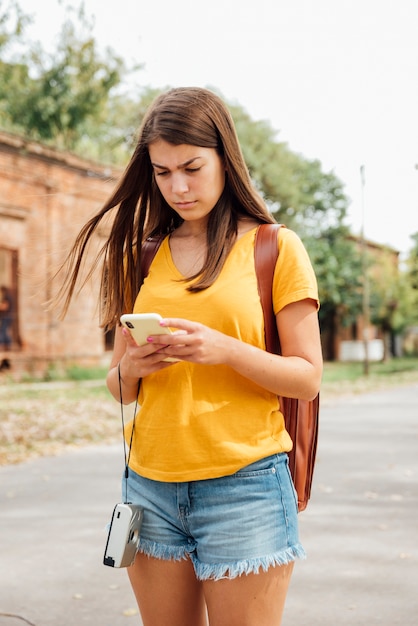 Vista frontale della donna che aggrotta le sopracciglia al telefono