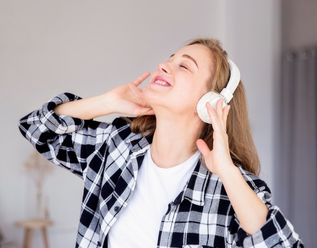 Vista frontale della donna che ascolta la musica