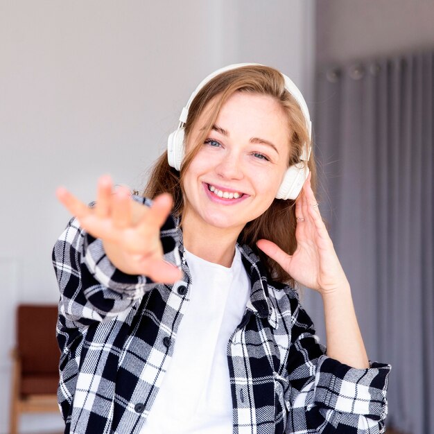 Vista frontale della donna che ascolta la musica