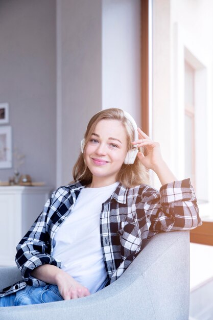 Vista frontale della donna che ascolta la musica