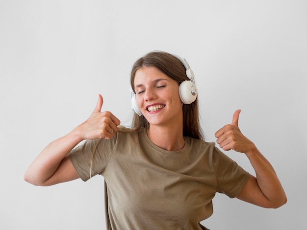 Vista frontale della donna che ascolta la musica