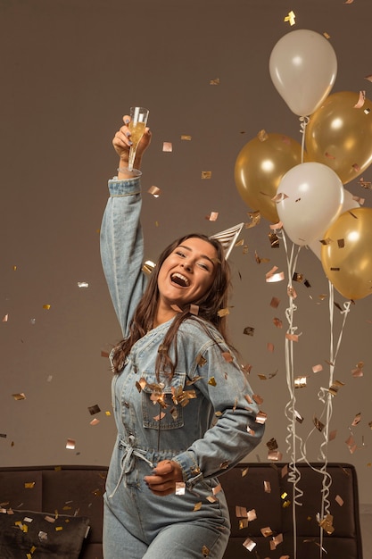 Vista frontale della donna che celebra il nuovo anno