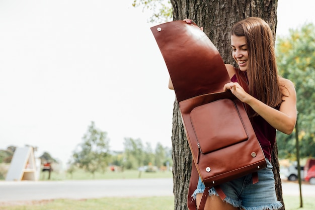 Vista frontale della donna che controlla il suo zaino