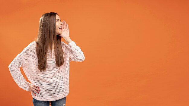 Vista frontale della donna che grida qualcosa