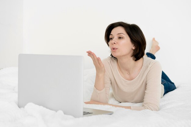 Vista frontale della donna che ha una videochiamata