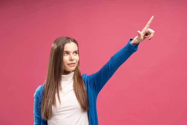 Vista frontale della donna che indica mentre posa